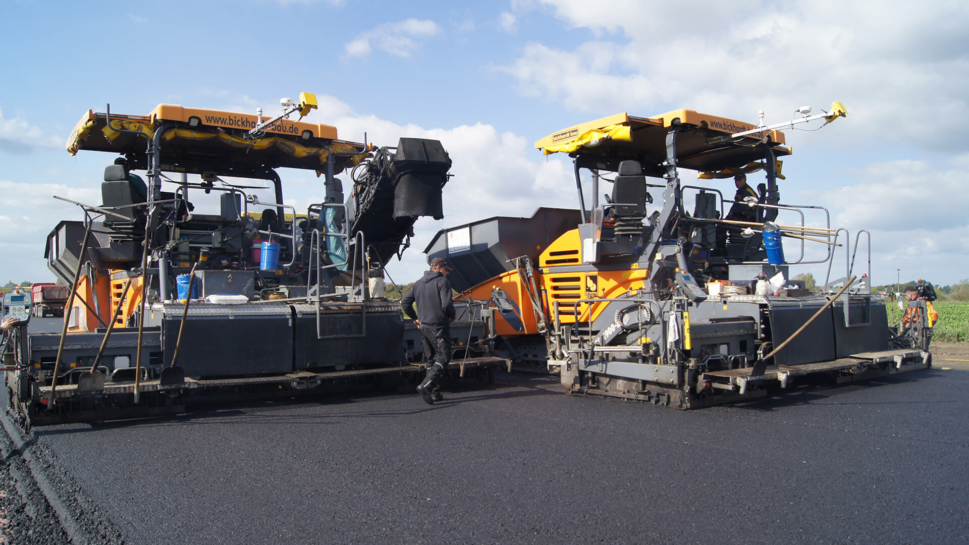 RoadCon-Paver-Mood-1920x1080-019